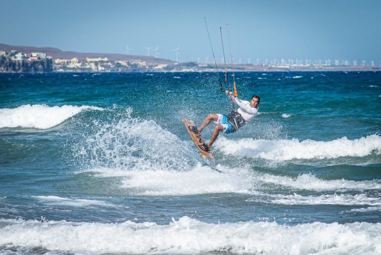 Gdzie możemy nauczyć się podstaw kitesurfingu?